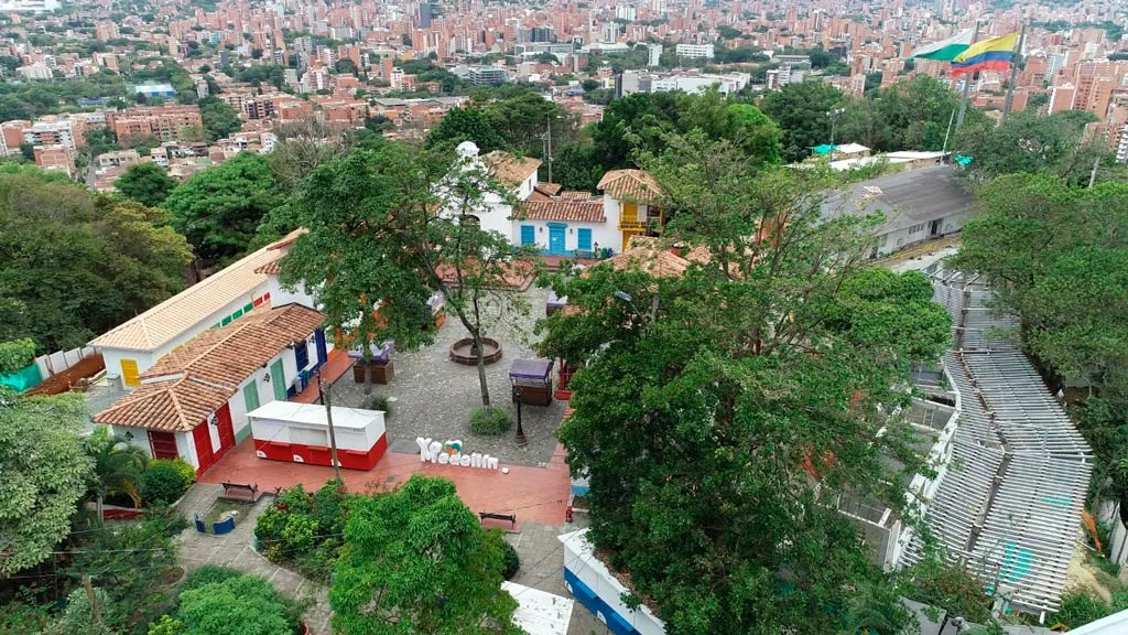 colina con esculturas al aire libre y vista panorámica de la ciudad