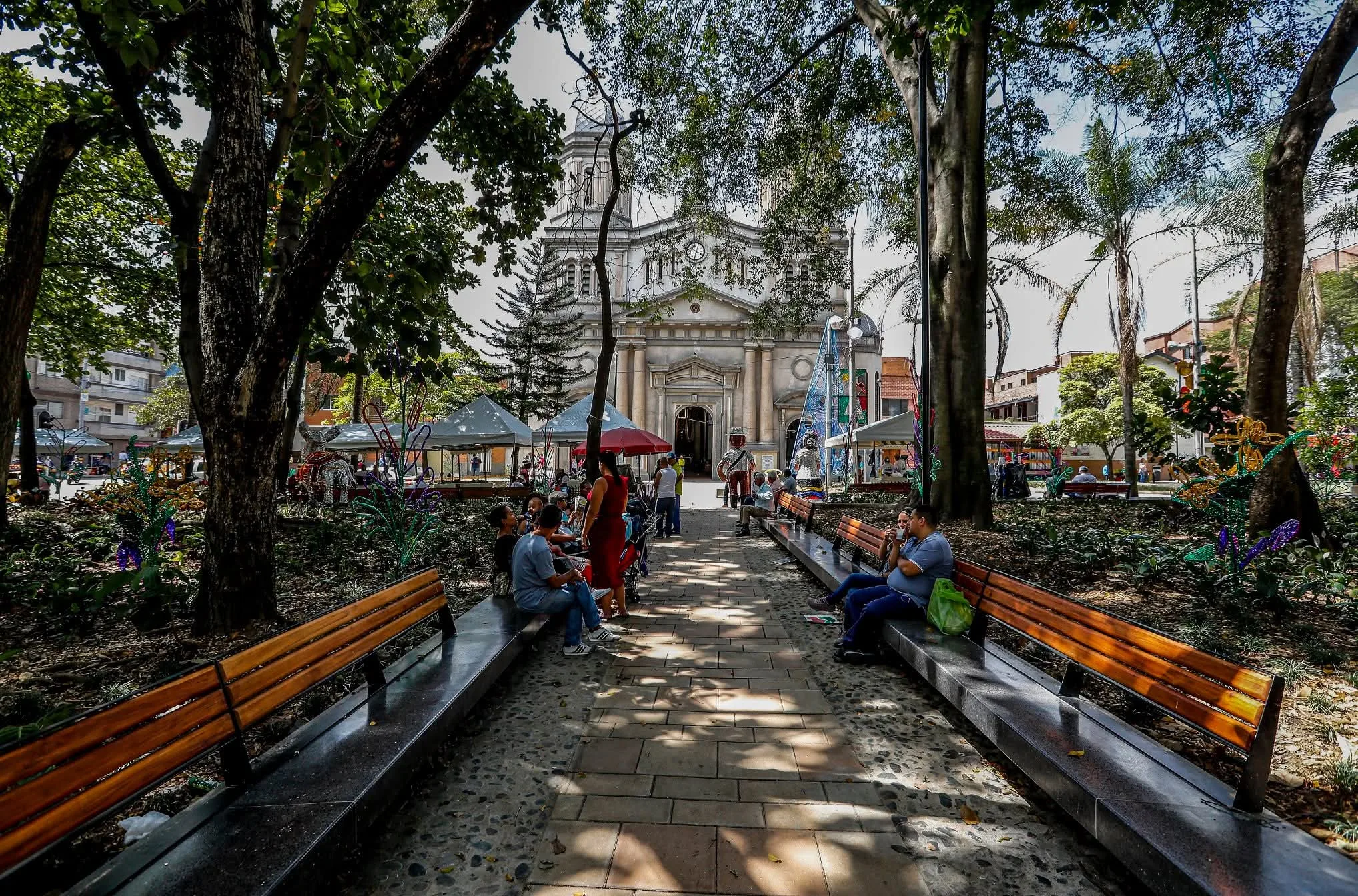 familia caminando por un parque de barrio un domingo por la tarde